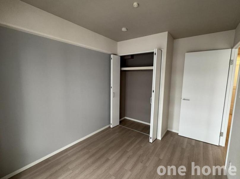 カネボウ新大阪第2グリーンマンションの洋室|◆リビング横 約5.2帖洋室 別角度です！
◆各居室にクローゼットが完備され、収納家具を最低限に住空間を有効活用できます！