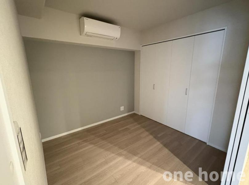 カネボウ新大阪第2グリーンマンションの洋室|◆約4.0帖洋室です！エアコン設置済！
◆こちらの部屋は壁一面がクローゼット！しっかり収納できます！