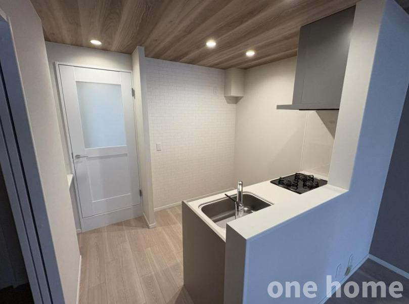 カネボウ新大阪第2グリーンマンションのキッチン|◆圧倒的な開放感と一体感が増す人気の対面キッチン採用！
◆壁も木目のクロスが施され、優しいダウンライトの明かりとお洒落な空間です！