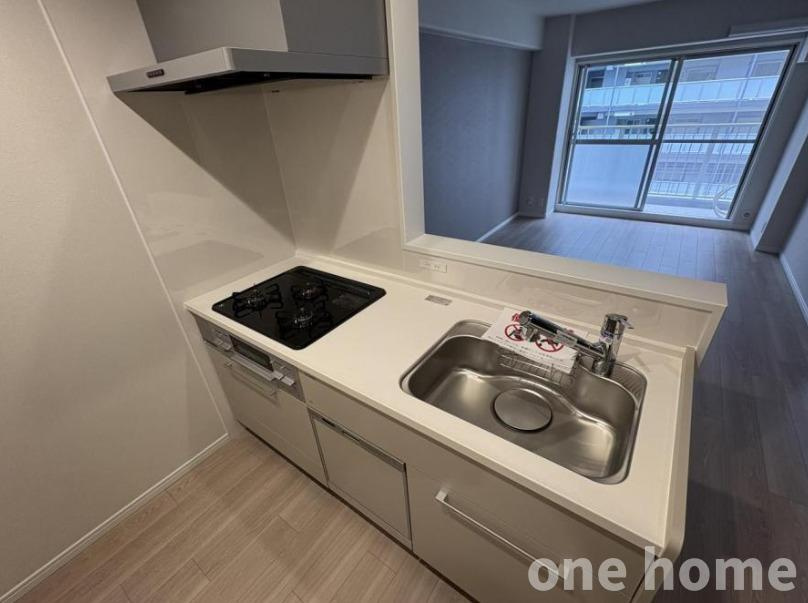 カネボウ新大阪第2グリーンマンションのキッチン|◆新調されたシステムキッチンは、グリル付き３口ガスコンロを搭載！
◆時短が叶う！食器洗浄乾燥機 完備！