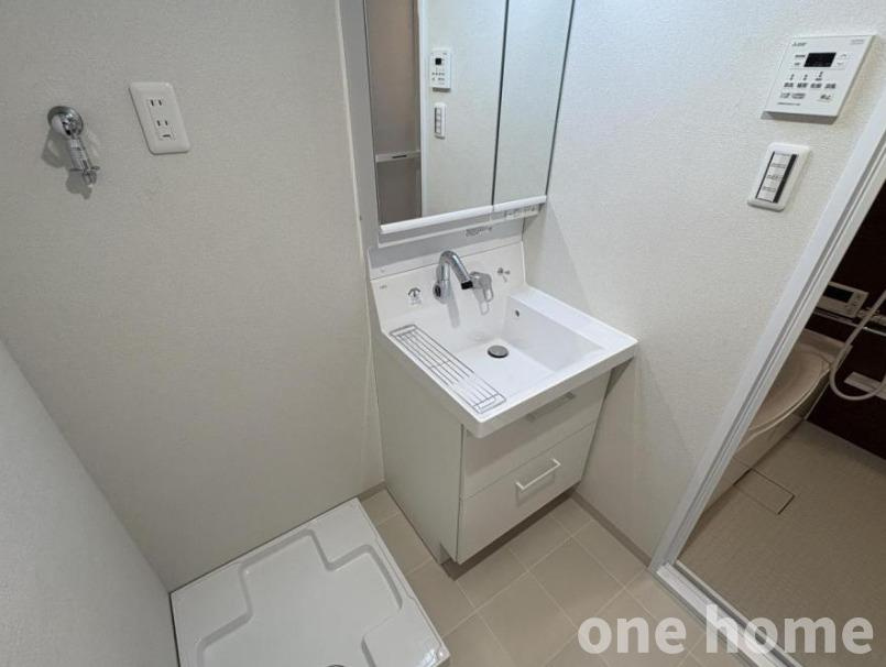 カネボウ新大阪第2グリーンマンションの独立洗面台|◆新調された洗面化粧台です！水栓が壁付けタイプでお手入れが楽ちんです！