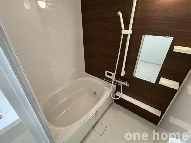 カネボウ新大阪第2グリーンマンションの浴室|◆浴室はアクセントパネルが落ち着いた雰囲気を演出！一日の疲れをリフレッシュできますね！
◆シャワーなどを収納できる棚がございます！