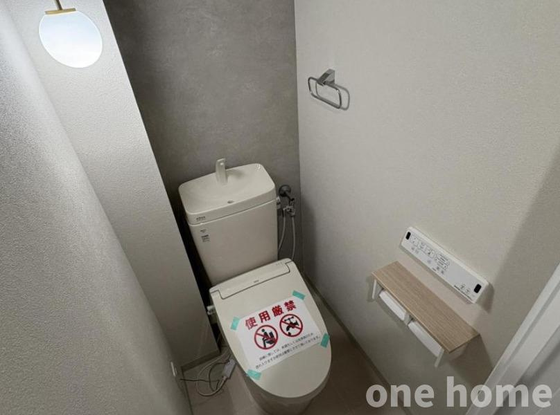 カネボウ新大阪第2グリーンマンションのトイレ|◆温水洗浄便座付きトイレです！操作がしやすい壁掛けリモコン！
◆トイレットペーパーホルダーの上に小物が置けるスペースがあります！