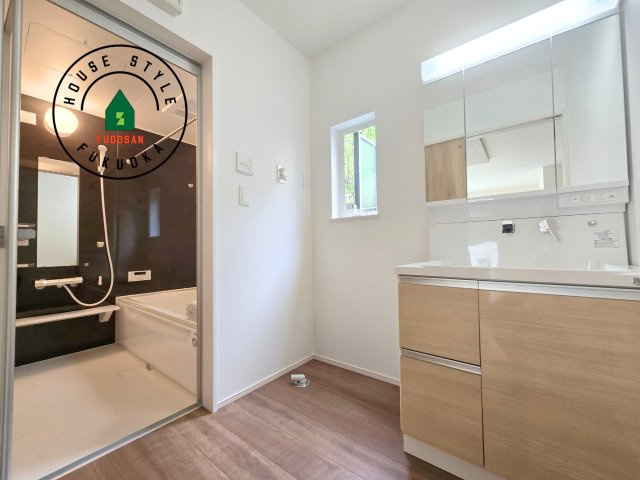 糸島市篠原西1丁目第2-2棟（2号棟）　の脱衣所|ゆとりの洗面スペースで朝の身支度もスムーズに。暮らしを快適に変えるシャワー付洗面台です！