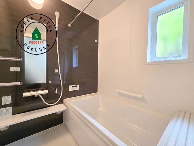 糸島市篠原西1丁目第2-2棟（2号棟）　の浴室|ウ窓もあるので換気も安心ですね。同社仕様。1日の疲れを癒してくれる広々バスルーム。雨の日のお洗濯にも大活躍な浴室乾燥機付です！