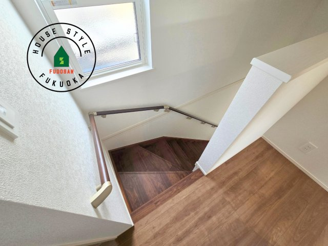 糸島市篠原西1丁目第2-2棟（2号棟）　の内装|階段からも明るい光が入ります。採光や通風も階段の重要な役割です。