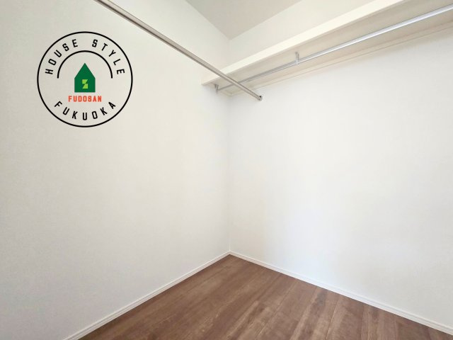 糸島市篠原西1丁目第2-2棟（2号棟）　の収納|洋服や大きな荷物が多い方や人数の多いご家族などは、一般的なクローゼットよりもウォークインクローゼットのほうが使い勝手が良いです。