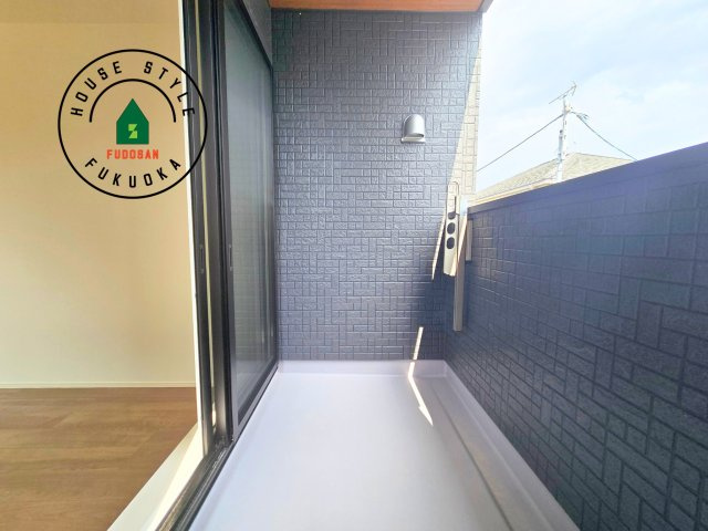 糸島市篠原西1丁目第2-2棟（2号棟）　のバルコニー|風をしっかりと感じられるバルコニーでは、毎日が洗濯日和です。広々としているので洗濯も楽しくなるでしょうし、気分転換にバルコニーからの眺めを楽しむのもいいでしょう。