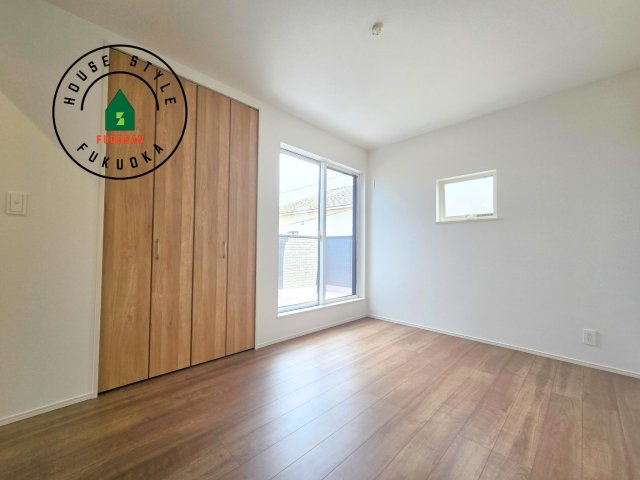 糸島市篠原西1丁目第2-2棟（2号棟）　の洋室|柔らかい陽光が差し込む明るいお部屋を演出する設計。彩光の取れる窓が気持ちの良いお部屋を創り上げます。