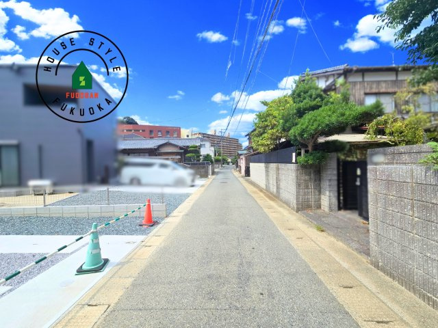 糸島市篠原西1丁目第2-2棟（2号棟）　の前面道路含む現地写真|前面道路は閑静な住宅地をはしる車通りの少ない道路。お車の出し入れが苦手なママや小さなお子様にも安心ですね。しっかり舗装もされているので、ベビーカーや自転車で通っても快適に通行できます。