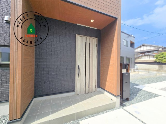 糸島市篠原西1丁目第2-2棟（2号棟）　の玄関|おでかけの時も帰った時も、「我が家」を最初に感じでもらえる素敵な空間に。