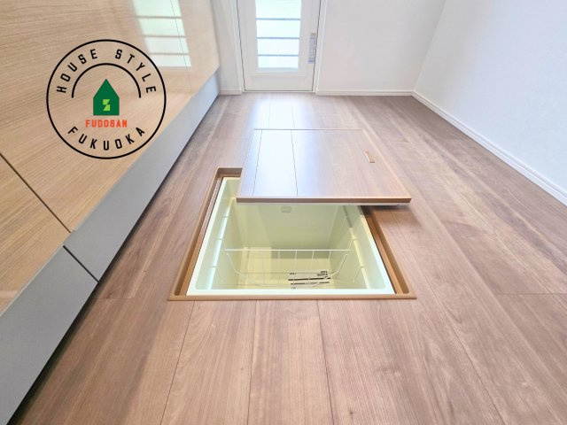 糸島市篠原西1丁目第2-2棟（2号棟）　の設備|床下収納　小さな間口で床下スペースを有効に使用できす。