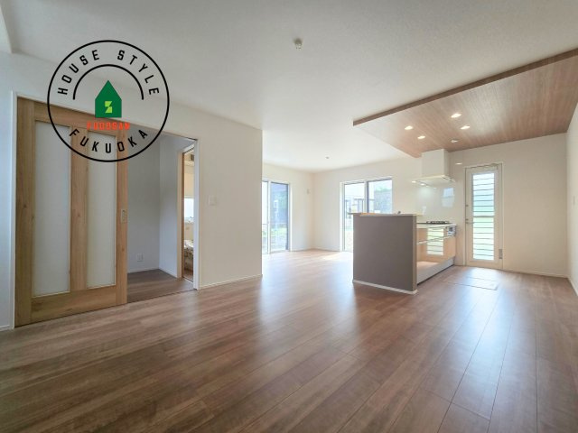 糸島市篠原西1丁目第2-2棟（2号棟）　の居間・リビング|ご家族を近くに感じられる対面キッチンのLDK。会話もはずみそうですね。