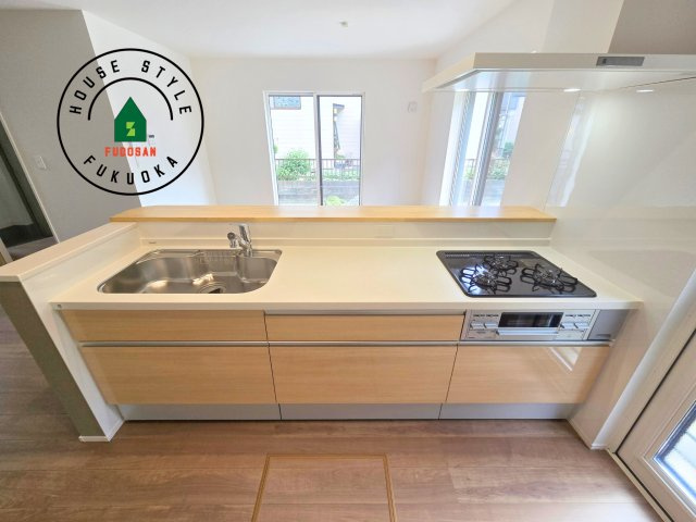 糸島市篠原西1丁目第2-2棟（2号棟）　のキッチン|ご家族を近くに感じられる対面キッチンのLDK。会話もはずみそうですね。