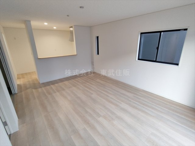 【居間・リビング】 | 狭山市柏原第１３　全３棟　２号棟 | ゆったりとした16.0帖のリビングです