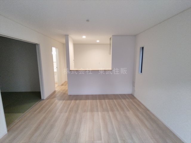 【居間・リビング】 | 狭山市柏原第１３　全３棟　２号棟 | 開放感があり日当たり良好です