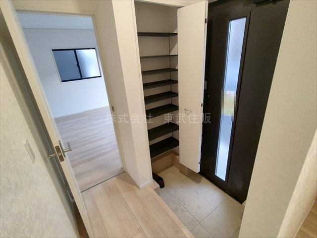 【玄関】 | 狭山市柏原第１３　全３棟　２号棟 | 落ち着いた玄関です