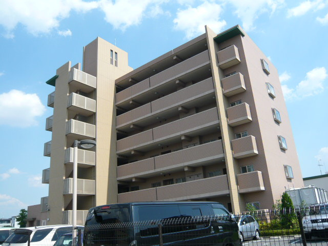 スリーメープルの駐車場