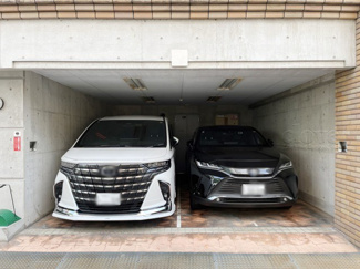 【駐車場】 | マンションの駐車場スペース。空きの有無や駐車料金、サイズ規定などについては、改めてお問い合わせください。～即日のご見学可能～　お問合せはお気軽にどうぞ。