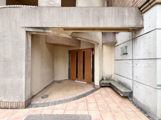【エントランス】 | オートロックを備えた、マンションのエントランス。やはりセキュリティの観点は欠かすことができません。皆様を“安全”に送り出し、出迎えてくれます。～即日のご見学可能～　お問合せはお気軽にどうぞ。