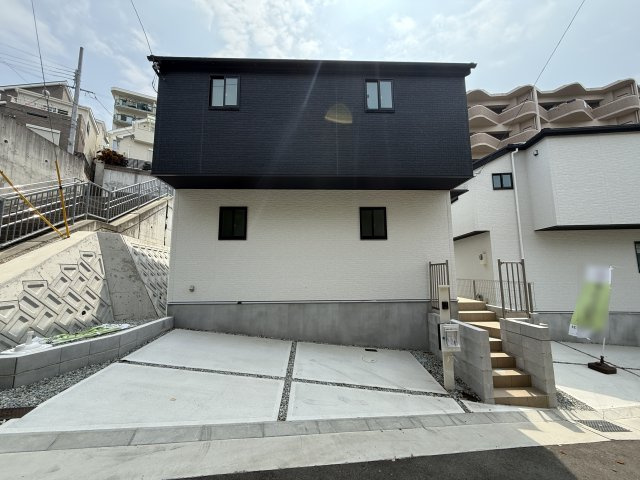 垂水区歌敷山4丁目①号棟　中古戸建の前面道路含む現地写真