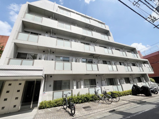 【外観】 | 手入れの行き届いた外壁やエントランスなど、「見ればわかる」レベルで清潔感を保ったマンションです。築年数を感じさせない姿で皆様をお出迎えします。～即日のご見学可能～　お問合せはお気軽にどうぞ。