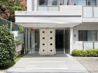 【エントランス】 | オートロックを備えた、マンションのエントランス。やはりセキュリティの観点は欠かすことができません。皆様を“安全”に送り出し、出迎えてくれます。～即日のご見学可能～　お問合せはお気軽にどうぞ。