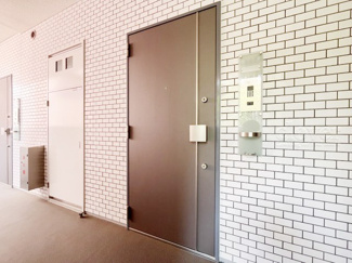 【その他共用部分】 | ダブルロック式の玄関ドアが皆様をお出迎え。お部屋のセキュリティの観点からも、うれしい設備ですね。玄関の色もシックで良い感じです。～即日のご見学可能～　お問合せはお気軽にどうぞ。