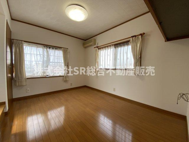 寿町1丁目中古戸建の洋室|2面採光の明るくて広いお部屋です！（全室2面採光です♪）