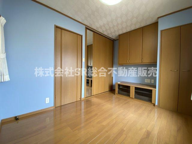寿町1丁目中古戸建の寝室|鏡付きのクローゼットもあります♪落ち着いて過ごせるお部屋で寝室にいかがでしょうか