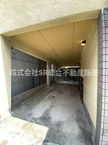 寿町1丁目中古戸建の駐車場|お車をお持ちの方には嬉しい車庫は駐車2台分可能（車種による）です！