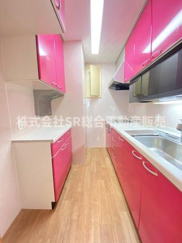 寿町1丁目中古戸建のキッチン|上下に収納たっぷりあり、レンジ台もございます！