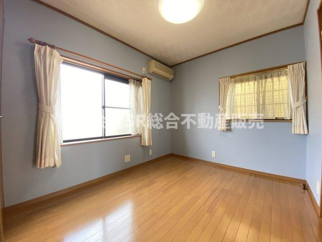 寿町1丁目中古戸建の寝室|使い勝手のいい寝室です