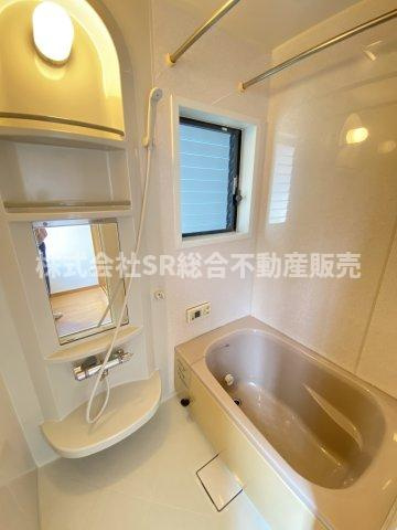 寿町1丁目中古戸建の浴室|お風呂には窓もあり、換気がバッチリとでき、湿気がこもりません！