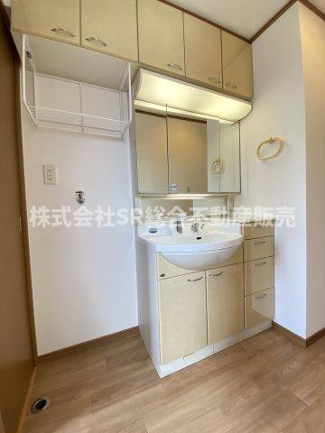 寿町1丁目中古戸建の独立洗面台|温水シャワー付洗面化粧台があり朝の支度も楽々です☆室内洗濯機置場もあります！