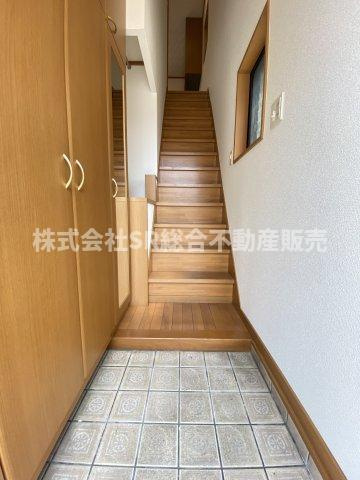 寿町1丁目中古戸建の玄関|玄関には容量たっぷりのシューズボックスもございます！