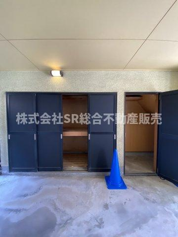 寿町1丁目中古戸建の収納|車庫にも収納があり、キャンプ用品・防災用品等を収納できます。