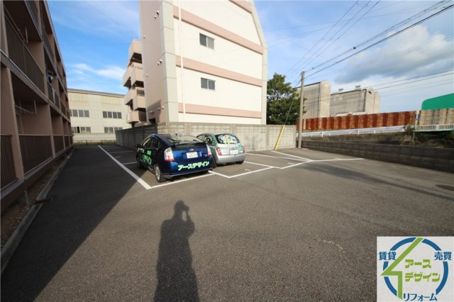 儀春マンションの駐車場