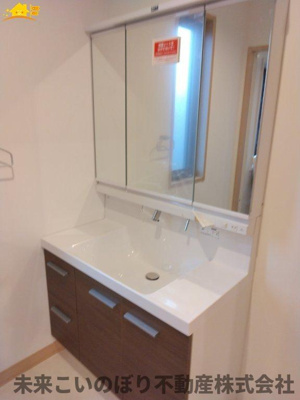 【独立洗面台】 | 幸手市栄中古戸建て | 毎朝の身支度を整えるのに便利な三面鏡洗面台。メイクやヘアセット時に左右のバランスを同時に確認できるので大変便利♪鏡を開けば収納スペースになっているのでスッキリとお使いいただけます♪