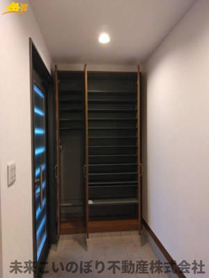 【玄関】 | 幸手市栄中古戸建て | 内側から見た玄関はとても開放感があり、気持ちよくお出かけができます。
収納もしっかりあるので家族の靴をきちんと片づけておけます。