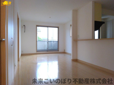 【居間・リビング】 | 幸手市栄中古戸建て | 解放感のある広々LDKで大切な家族との時間が過ごせます。