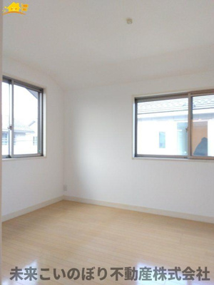 【子供部屋】 | 幸手市栄中古戸建て | 二面採光のお部屋で日当たり通風良好です！
収納も大きく過ごしやすいです。お子さんのお部屋にいかがでしょうか