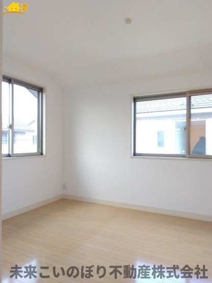 【子供部屋】 | 幸手市栄中古戸建て | 二面採光のお部屋で日当たり通風良好です！
収納も大きく過ごしやすいです。お子さんのお部屋にいかがでしょうか