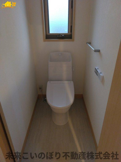 【トイレ】 | 幸手市栄中古戸建て | シンプルな機能を搭載したトイレ。家族みんなが使う場所だからこそ清潔にこだわりたいですね。