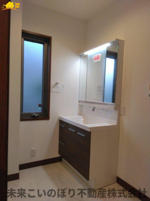 【脱衣所】 | 幸手市栄中古戸建て | 洗面脱衣室には窓があり空気の入れ替えが出来カビの防止対策できますよ。