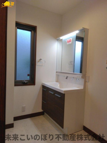 【脱衣所】 | 幸手市栄中古戸建て | 洗面脱衣室には窓があり空気の入れ替えが出来カビの防止対策できますよ。