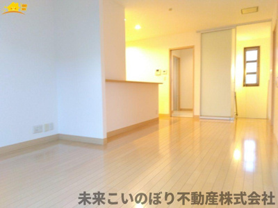 【居間・リビング】 | 幸手市栄中古戸建て | 一日の中で多くの時間を過すことになるリビングダイニングだからこそ、いつも穏やかな空間であることが必然。爽やかな通風と採光を存分に感じる事が出来る空間です。