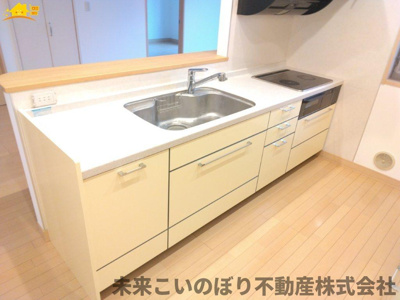 【キッチン】 | 幸手市栄中古戸建て | 対面キッチンならつくりたてのお料理をすぐに食卓へ♪配膳しながら調理ができるので調理スペースを広く使用でき、作業効率も上がります♪