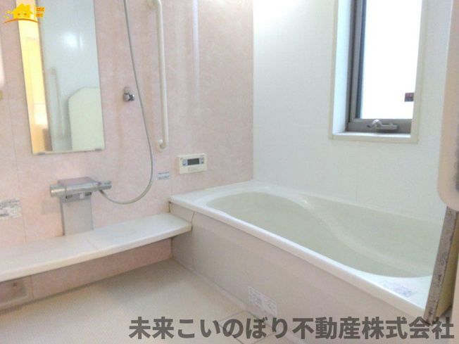 【浴室】 | 幸手市栄中古戸建て | １坪サイズのバスルーム。乾きやすい床やお手入れのしやすい排水口など、いつも清潔にご使用いただけます。