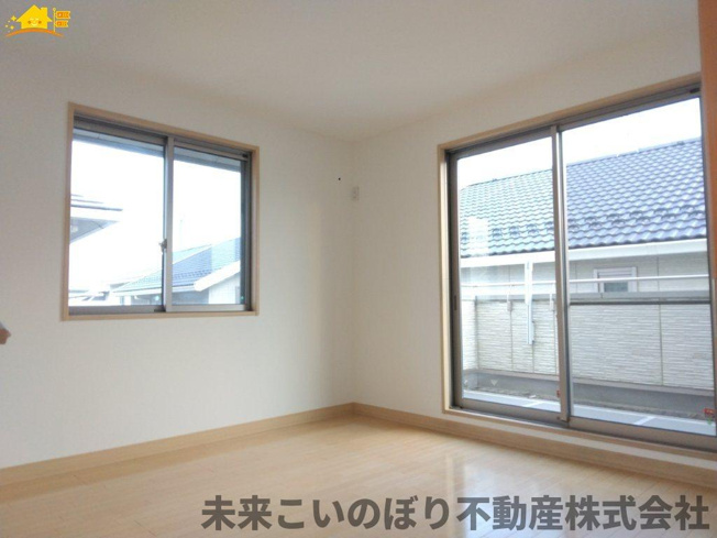 【寝室】 | 幸手市栄中古戸建て | 主寝室は大型ベッドもラクラク設置できます♪ゆとりある動線も確保でき、ゆったりとお寛ぎいただけます♪